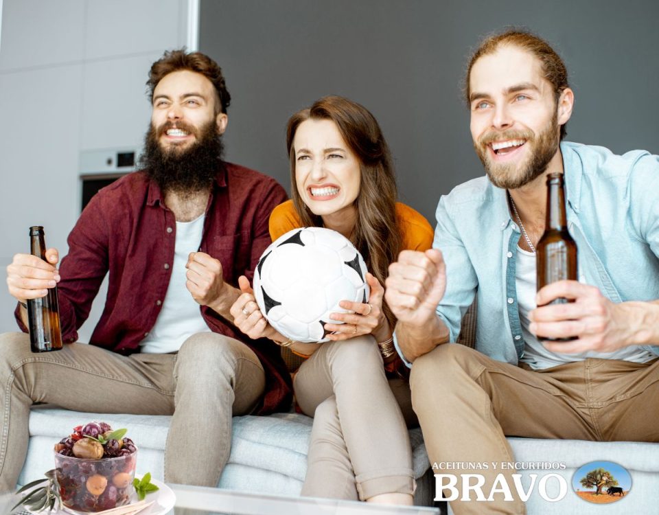 aperitivo con aceitunas y encurtidos Bravo