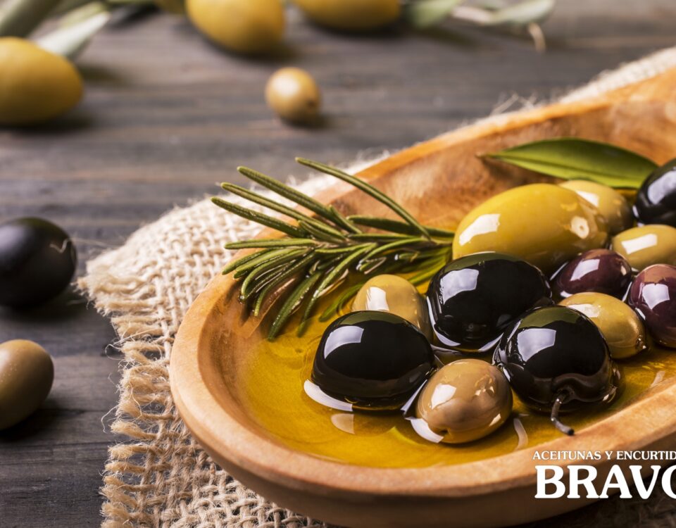 Aliñar aceitunas partidas, negras y la receta de la abuela